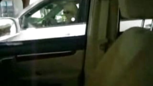 കറുത്ത മുടിയുള്ള പെൺകുട്ടി പരുക്കൻ ലൈംഗികത ഇഷ്ടപ്പെടുന്നു