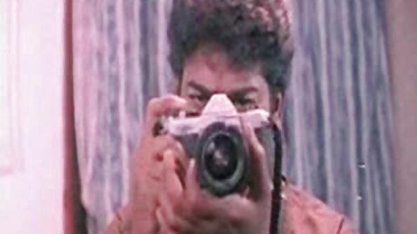 പിന്നിൽ നിന്ന് ഗിസെല്ലെ ഉഴുതുമറിക്കുന്ന കൊത്തുപണി